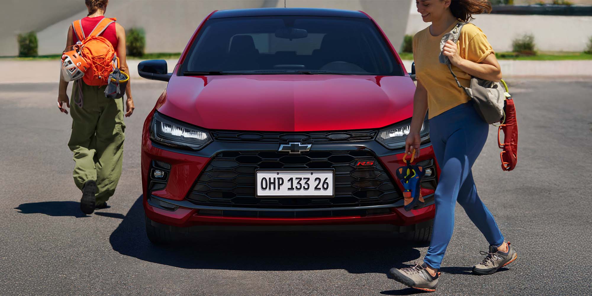 Vista frontal del Chevrolet Onix Turbo rojo con diseño deportivo