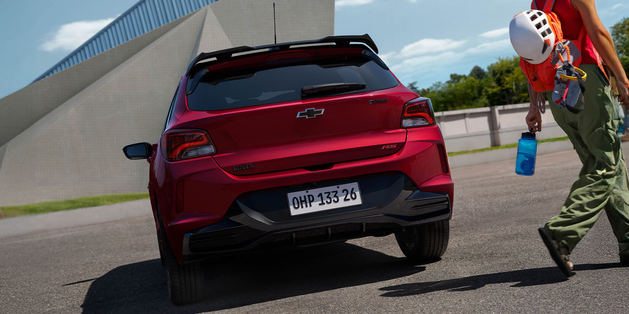 Vista trasera del Chevrolet Onix Turbo rojo con diseño moderno