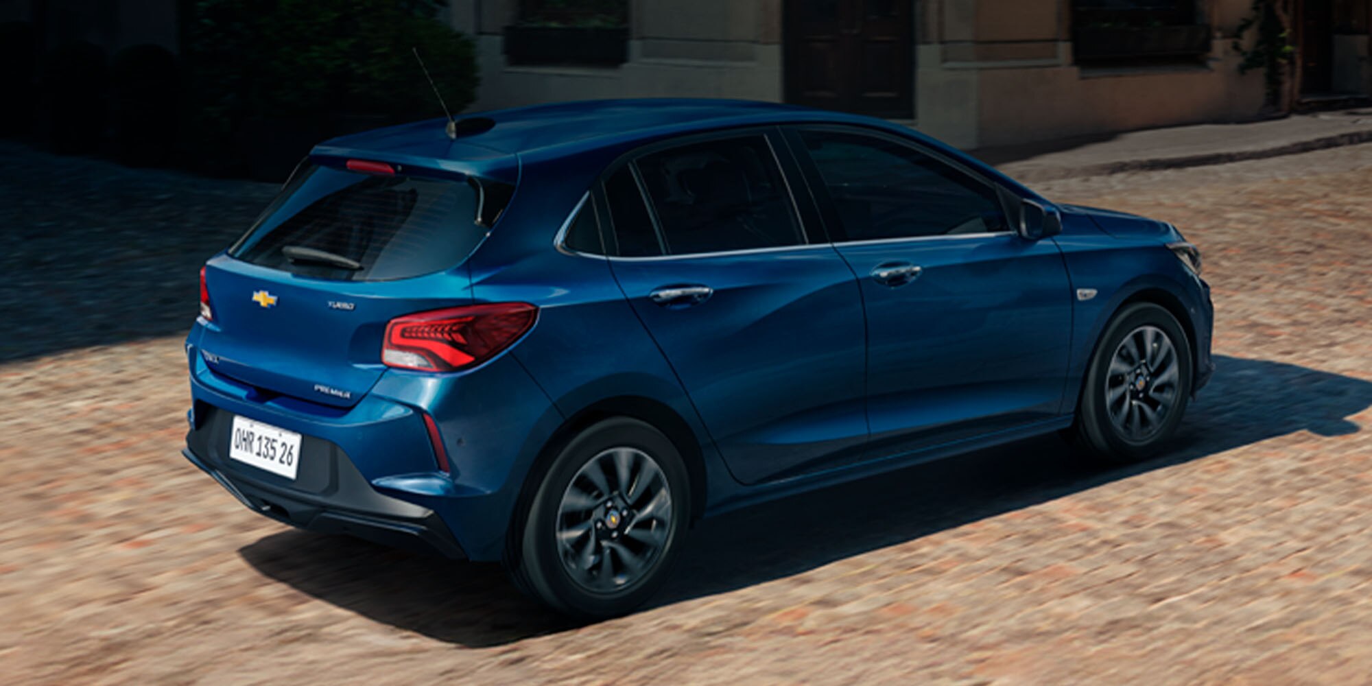 Vista lateral y trasera del Onix LT Turbo MT en color azul