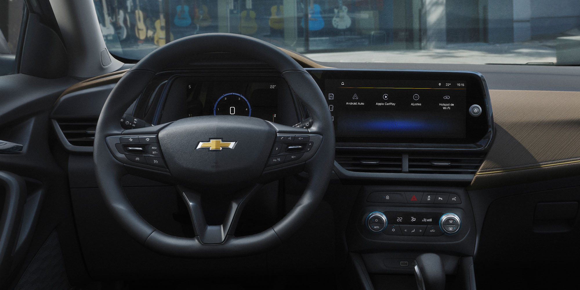 Interior de Chevrolet Tracker con volante multifunción y pantalla táctil central