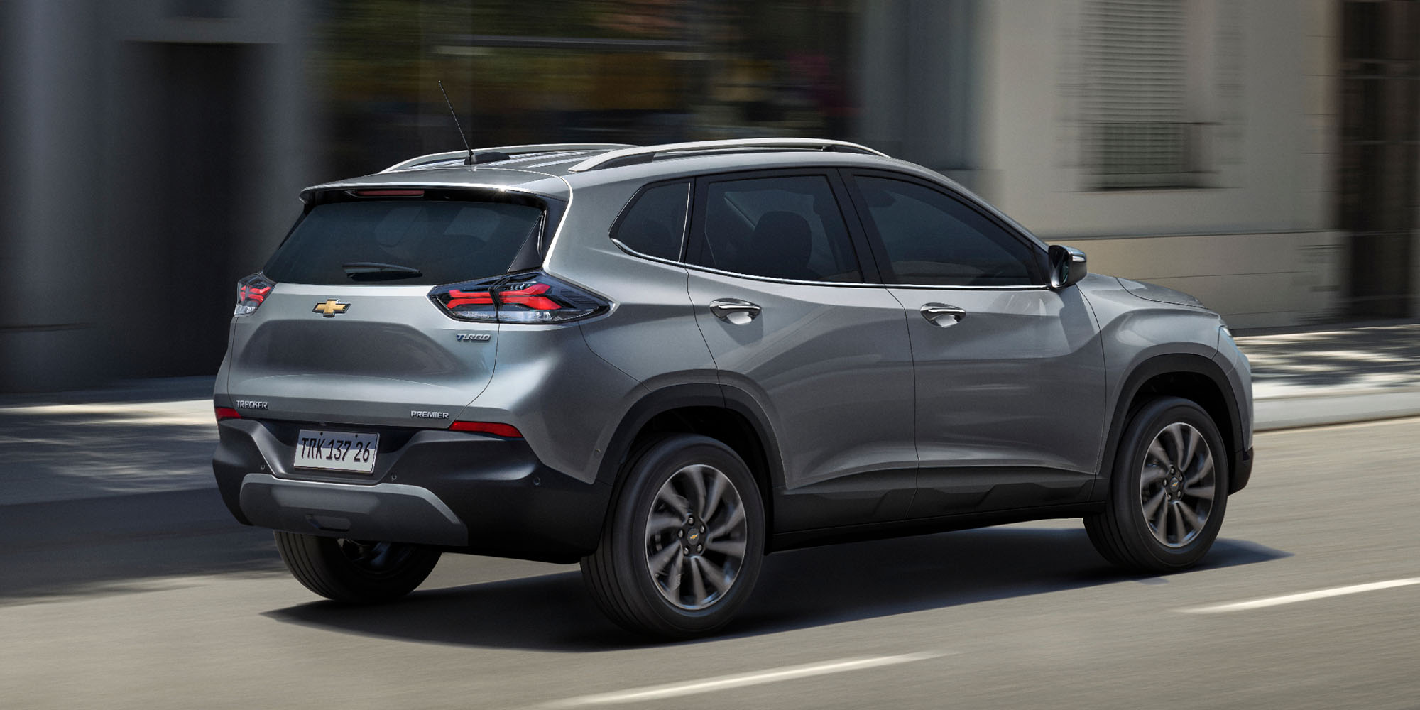 Chevrolet Tracker color gris vista trasera en movimiento en entorno urbano